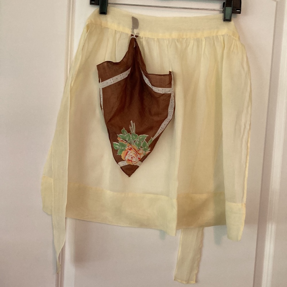 Aprons Two Beautiful Hand Made Vintage Aprons. Pink has cross stitch on both - Picture 6 of 17